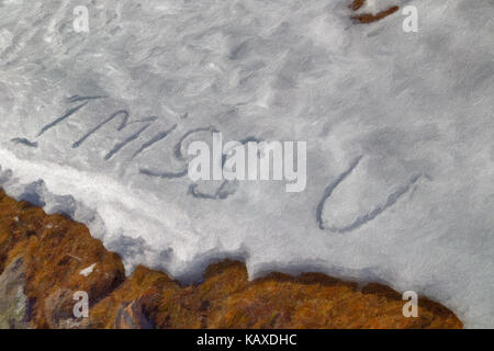 Die Farbe der I U vermissen, Satz in Großbuchstaben geschrieben auf gefrorenem Schnee Stockfoto