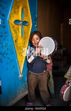 Spielende Kinder im Dorf, Moroccco Merzoga Stockfoto