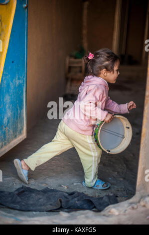 Spielende Kinder im Dorf, Moroccco Merzoga Stockfoto