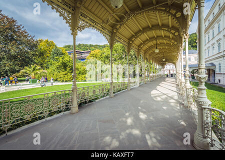 Karlsbad, Tschechische Republik - 23 September, 2017: die Menschen besuchen Park Kolonnade im Dvorak Park in Karlsbad, Tschechien Stockfoto