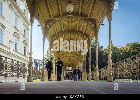 Karlsbad, Tschechische Republik - 23 September, 2017: die Menschen besuchen Park Kolonnade im Dvorak Park in Karlsbad, Tschechien Stockfoto