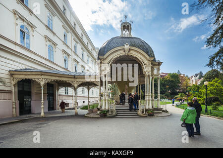 Karlsbad, Tschechische Republik - 23 September, 2017: die Menschen besuchen Park Kolonnade im Dvorak Park in Karlsbad, Tschechien Stockfoto