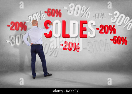 Blick auf ein Geschäftsmann vor einer Wand mit Verkaufsförderung 20% 30% Und 50% Fliegen auf einem Interface-Shopping Konzept Stockfoto