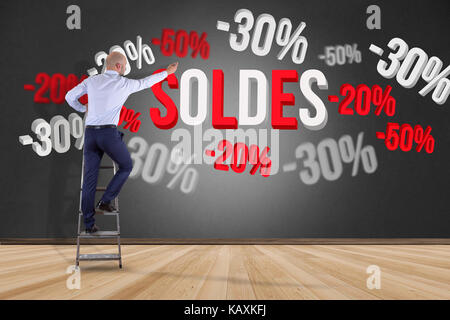 Blick auf ein Geschäftsmann vor einer Wand mit Verkaufsförderung 20% 30% Und 50% Fliegen auf einem Interface-Shopping Konzept Stockfoto