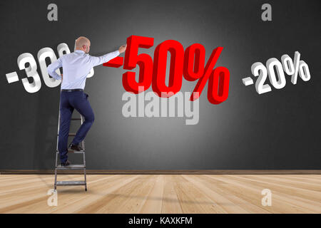 Blick auf ein Geschäftsmann vor einer Wand mit Verkaufsförderung 20% 30% Und 50% Fliegen auf einem Interface-Shopping Konzept Stockfoto