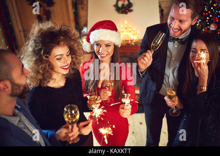 Gerne Freunde feiern Silvester Stockfoto