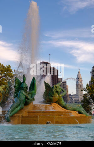 Swann Memorial Fountain bei Logan Circle von Alexander Stirling Calder mit Architekt Wilson Eyre, Rathaus im Hintergrund, Philadelphia, Penns Stockfoto