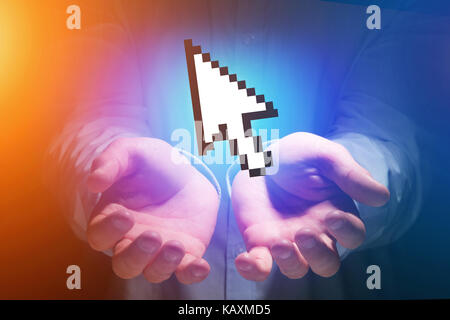 Ansicht eines Pixeled schwarze und weiße Maus auf eine futuristische Schnittstelle angezeigt - Verbindung Konzept Stockfoto
