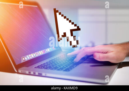 Ansicht eines Pixeled schwarze und weiße Maus auf eine futuristische Schnittstelle angezeigt - Verbindung Konzept Stockfoto