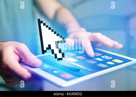Ansicht eines Pixeled schwarze und weiße Maus auf eine futuristische Schnittstelle angezeigt - Verbindung Konzept Stockfoto