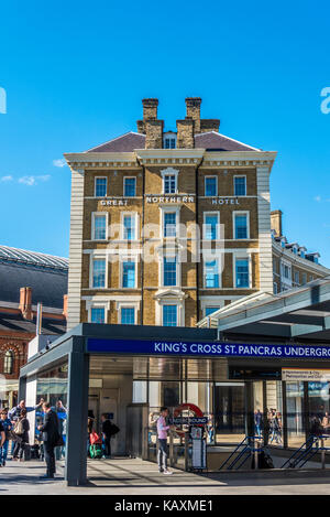 Great Northern Hotel vor blauem Himmel, und die Leute am Eingang der U-Bahnstation Kings Cross und St. Pancras. England, UK. Stockfoto