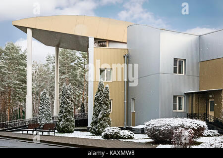 Das moderne Gebäude und Gartenanlagen rund um. Stockfoto
