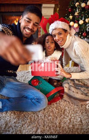 Glückliche Familie selfie während Weihnachten zu Hause Stockfoto