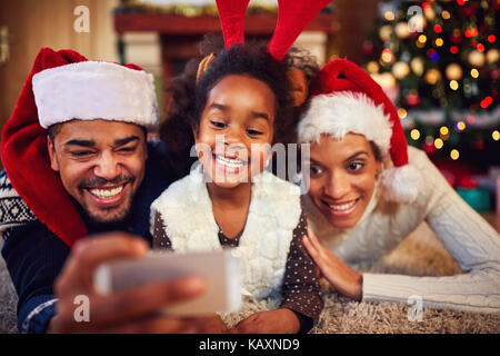 Lächelnd, Mutter, Vater und Tochter - Weihnachten selfie Stockfoto