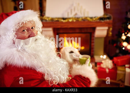 Portrait santa claus genießen trinken heißen Tee für Weihnachten Stockfoto