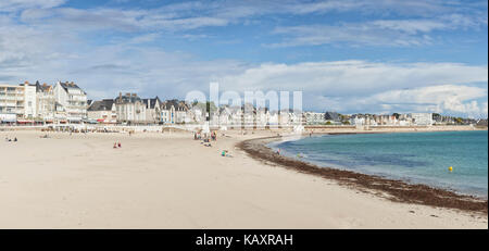 Panoramablick auf den Strand und das Wasser Villen in Quiberon, Bretagne, Frankreich Stockfoto