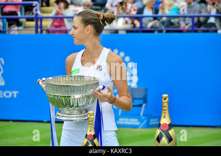 Karolina Plikiskova (Tschechisch) mit der Trophäe nach dem Finale der Aegon International 2017, Eastbourne. Stockfoto