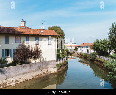 Naviglio Martesana, Lombardei, Italien ist ein Kanal von Mailand nach den Fluss Adda mit einem Radfahren Lane Stockfoto