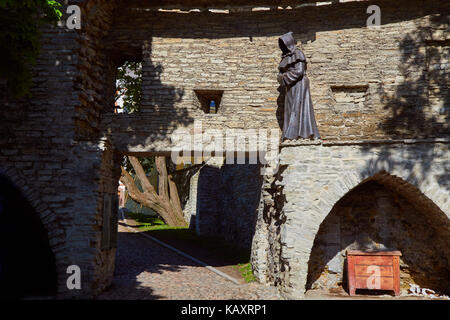 Fragment der Wand und Bogen in der Burgmauer in Tallinn, Estland Stockfoto