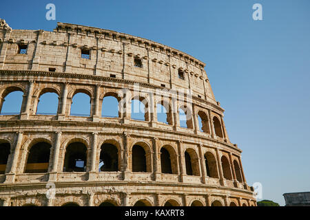 Teil des Kolosseum gegen den blauen Himmel Rom, Italien Stockfoto