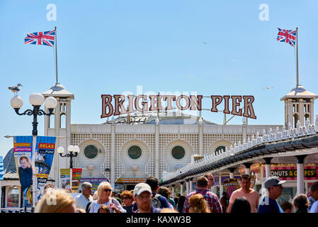 Detail der Brighton Pier Eingang, mit Union Jacks fliegen. Stockfoto