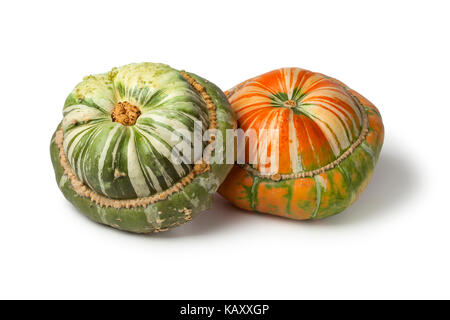 Frische Erbstück orange und grün Turban Kürbisse auf weißem Hintergrund Stockfoto