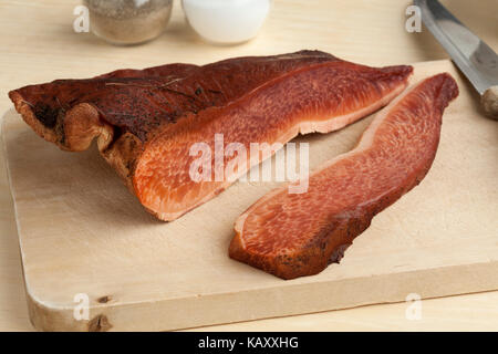 Frische Schicht einer beefsteak Pilz auf einem Schneidebrett Stockfoto