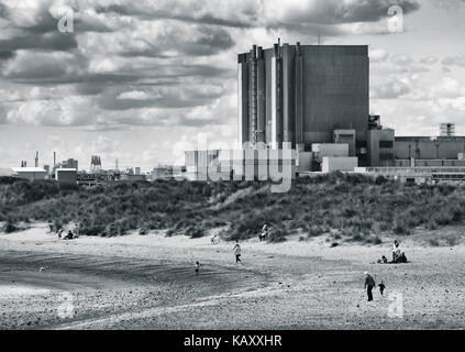 Menschen auf Nord Gare hinter Hartlepool Kernkraftwerk. England. Großbritannien Stockfoto