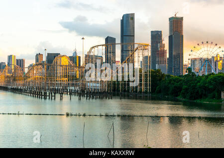 Shenzhen Achterbahn und Skyline und Riesenrad von kulturellen Bezirk 1979 in Shenzhen, Guangdong, China angesehen Stockfoto