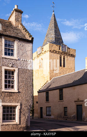 Abendlicht auf die Kirche und Buckie House (1692) dekoriert mit Muscheln im Fischerdorf Anstruther, East Neuk von Fife, Schottland Großbritannien Stockfoto