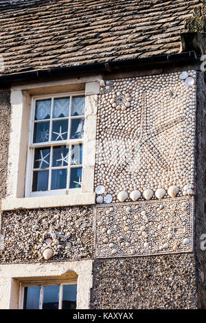 Detail der shell Dekoration auf Buckie Haus (1692) in dem Fischerdorf Anstruther, East Neuk von Fife, Schottland Großbritannien Stockfoto