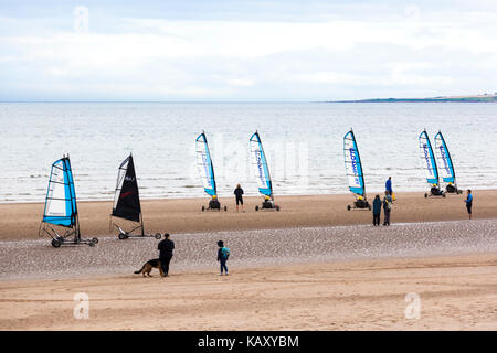 Sandsegeln am West Sands Beach neben den Golfplätzen in St Andrews, Fife, Schottland, Großbritannien Stockfoto