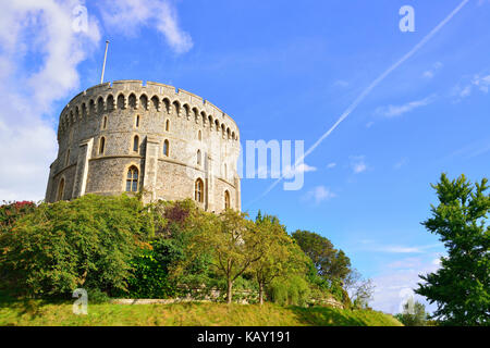 Runder Turm und graben Garten im Schloss Windsor - die Königinnen königliche Wochenende Residenz, Windsor, Berksire, England Stockfoto