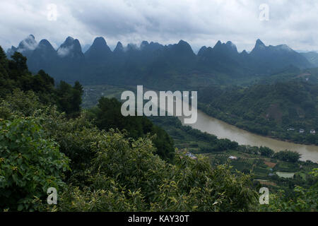 Schöne chinesische Naturlandschaft mit karst Hügel, grüne Berge, ein kleines Dorf, auf dem Land in der Nähe von Xinping, zwischen Guilin und Yangshuo, China, wie Stockfoto