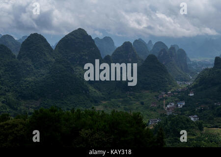 Schöne chinesische Naturlandschaft mit karst Hügel, grüne Berge, ein kleines Dorf, auf dem Land in der Nähe von Xinping, zwischen Guilin und Yangshuo, China, wie Stockfoto