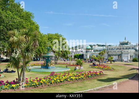 Dekoratives viktorianische Brunnen in der Prinzessin Gärten Torquay, Devon mit dem Pavillon im Hintergrund. Urlaub Postkarte stil Bild Stockfoto