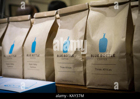 Beutel mit Kaffeebohnen in einem geschäftigen Blue Bottle Coffee Shop in New York am Freitag, 15. September 2017. Nestlé erwarb 68 % der Anteile an Blue Bottle Coffee in einem Geschäft im Wert von rund 425 Millionen Dollar. Die Blue Bottle in Oakland, CA, hat rund 40 Standorte in großen US-Städten und in Tokio mit Plänen für eine Expansion. Es hat eine Kult-ähnliche folgende Catering für Kaffee-Liebhaber mit frisch gerösteten Bohnen und einem aufwendigen Einschenken-Ritual erworben. (© Richard B. Levine) Stockfoto