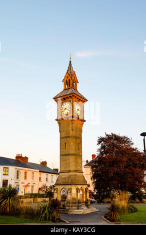 Die ikonischen Albert Clock Tower, ein historisches Wahrzeichen in Barnstaple, der wichtigsten Stadt von North Devon, England, die niedrigste Stelle des Flusses Taw, ein Stockfoto