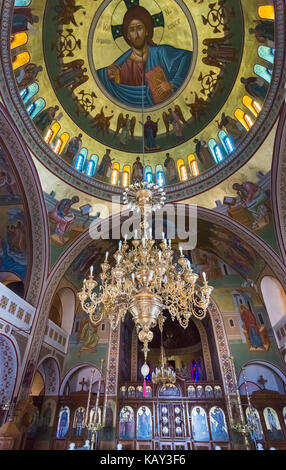Farbenfrohes Interieur der Griechisch-orthodoxe Kirche von Santorini, Fira (Thira, Thera) Santorini, eine griechische Insel der Kykladen im Ägäischen Meer Stockfoto