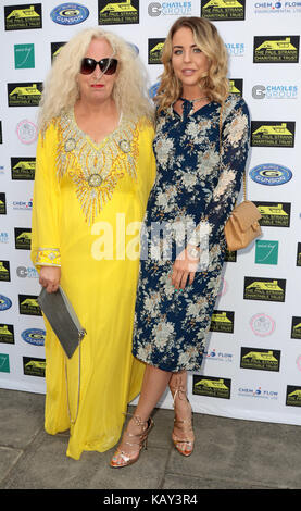 Apr 05, 2017 - Debbie Hell und Lydia Heller an Paul Strank Charitable Trust Summer Party, Mint Leaf, Piccadilly in London, England, Großbritannien Stockfoto