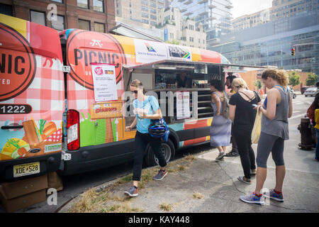 Besucher Line up für South African Style Hot Dogs zu essen Fahrzeug durch einen CitiBike Docking Station in New York am Samstag, den 16. September 2017. South African Tourism förderte das Branding event mit CitiBike Tourismus im Land zu fördern. Besucher waren an die Südafrikanische Essen und Musik behandelt und könnte ein Fahrrad Reise nach Johannesburg und Soweto zu gewinnen, sowie andere Aktivitäten. (© Richard B. Levine) Stockfoto