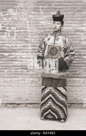 Junge mongolische Manin ein traditionelles Kostüm aus dem 13. Jahrhundert in einem Tempel. Ulaanbaatar, Mongolei. Stockfoto