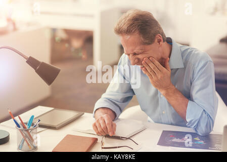 Kranken Mann leidet unter Zahnschmerzen Stockfoto