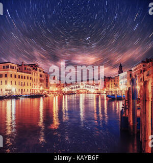 Stadt Landschaft. Rialto Brücke Ponte di Rialto in Venedig. Fantastischen Sternenhimmel. Stockfoto