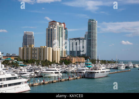 Miami Beach, Florida. South Beach Boote und Eigentumswohnungen. Stockfoto