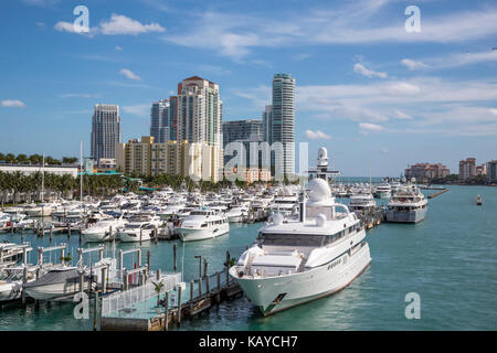 Miami Beach, Florida. South Beach Boote und Eigentumswohnungen. Stockfoto