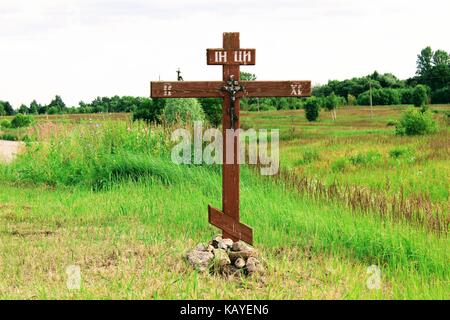 Holz- Orthodoxen Kreuz, am Straßenrand in Zentralrussland installiert. Stockfoto