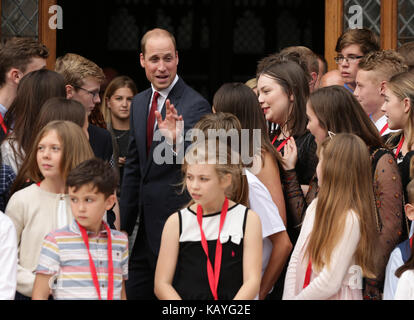 Der Herzog von Cambridge (Mitte) stellt für ein Gruppenfoto mit Kindern des ehemaligen Metropolitan Polizei und Stadt London Polizisten, während eines Metropolitan und Stadtpolizei Waisen Fonds Rezeption, an der Guildhall in London. Stockfoto