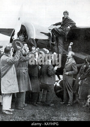 1932 Amelia Earhart (Frau G P Putnam) mit der Ebene, auf der Sie Ihr Solo Flug über den Atlantik. Ist das Bild mit dem Titel "Hail Columbia' Stockfoto