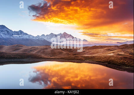 Bergsee. Schönen Sonnenaufgang. Morgen Landschaft. Koruldi See. Main kaukasischen Ridge Stockfoto